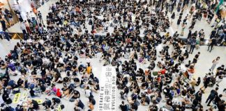 Bandara Hongkong Dikepung Lima Ribu Orang