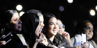 Wisatawan Perempuan Tetap Harus Tutupi Tubuh dari Lutut sampai Pundak