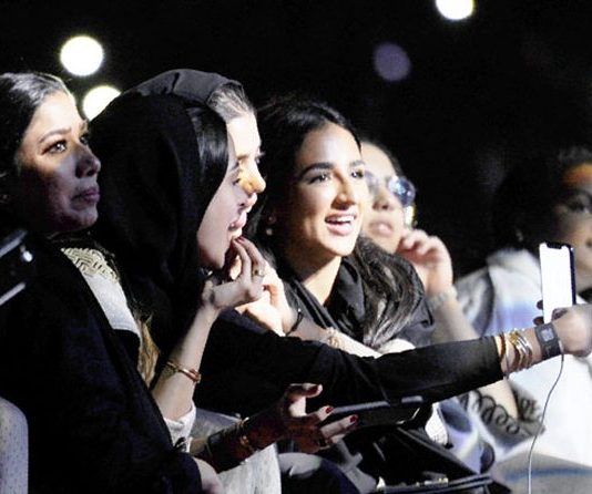 Wisatawan Perempuan Tetap Harus Tutupi Tubuh dari Lutut sampai Pundak