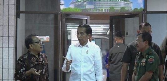 Jokowi Jenguk BJ Habibie, Masih Butuh Perawatan Intensif