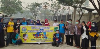 Kabut Asap, IKA SMP Negeri 2 Bagikan Masker