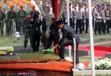 Dimakamkan di Samping Istri Tercinta