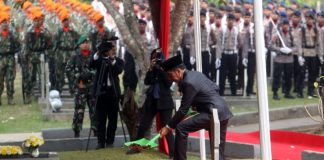 Dimakamkan di Samping Istri Tercinta