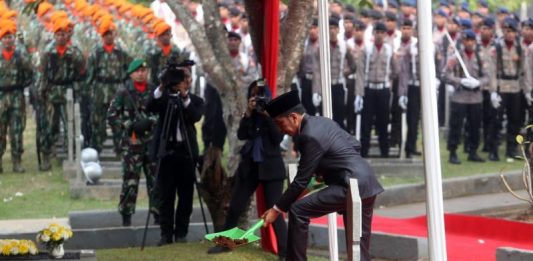 Dimakamkan di Samping Istri Tercinta