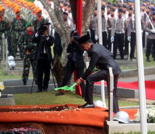 Dimakamkan di Samping Istri Tercinta