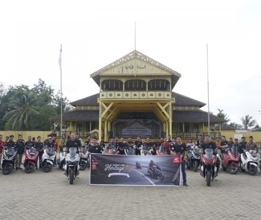 Komunitas Honda PCX 150 Sambangi Keraton Kadriah Pontianak