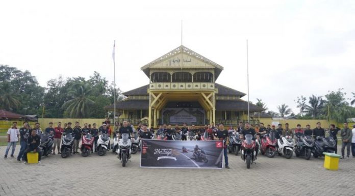 Komunitas Honda PCX 150 Sambangi Keraton Kadriah Pontianak