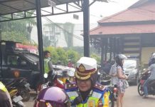 Tak Hanya Penindakan, Polantas Juga Bagikan Helm Anak