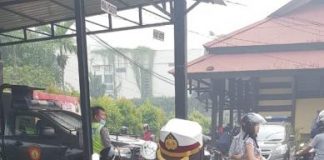 Tak Hanya Penindakan, Polantas Juga Bagikan Helm Anak