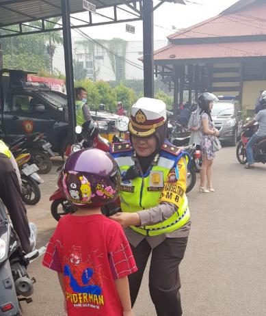 Tak Hanya Penindakan, Polantas Juga Bagikan Helm Anak