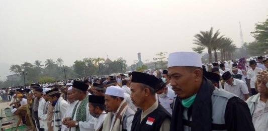Kabut Asap Kian Bahaya, Ribuan Umat Islam Kayong Utara Salat Istisqa