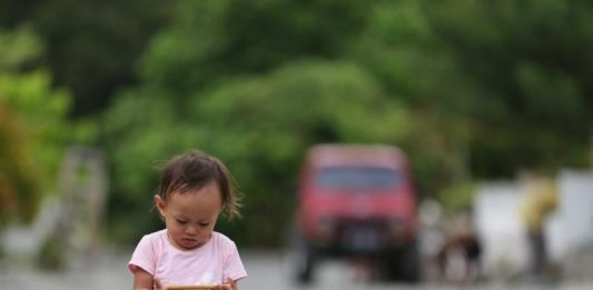 Waktu Pegang HP Dibatasi, Bermainnya di Luar Ruangan