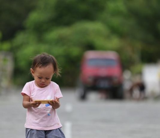 Waktu Pegang HP Dibatasi, Bermainnya di Luar Ruangan