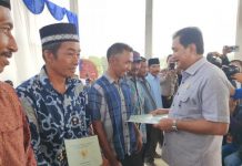 Bupati Nasir Serahkan Sertifikat Tanah Program PTSL