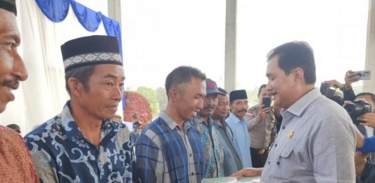 Bupati Nasir Serahkan Sertifikat Tanah Program PTSL
