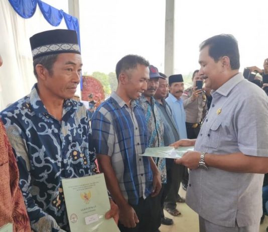 Bupati Nasir Serahkan Sertifikat Tanah Program PTSL