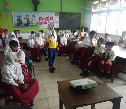Astra Motor Kenalkan Rambu Lalu Lintas di SDN 34 Pontianak