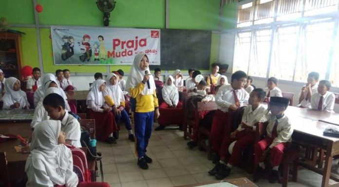 Astra Motor Kenalkan Rambu Lalu Lintas di SDN 34 Pontianak