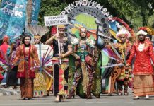 Kostum Ornamen Tugu Khatulistiwa Buat Kagum Penonton