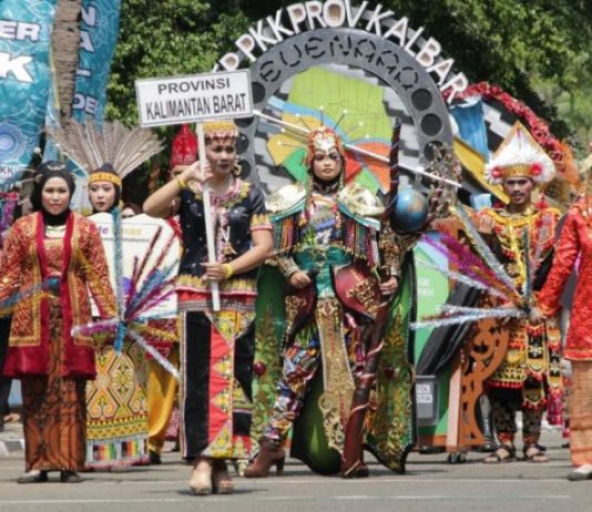 Kostum Ornamen Tugu Khatulistiwa Buat Kagum Penonton
