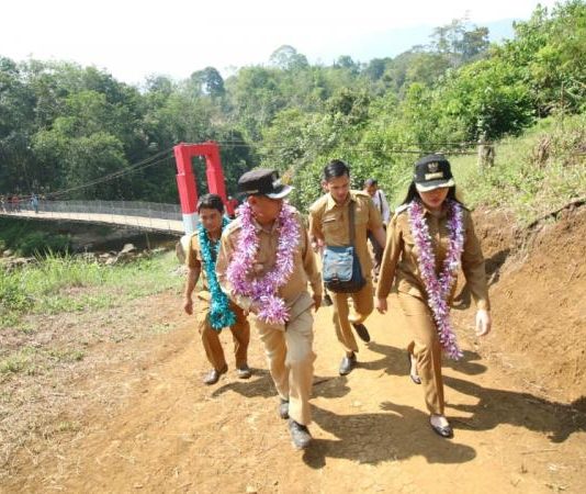 Jembatan Gantung Parek Akses Vital Menuju Pusat Kota