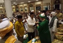Syekh Fadhil Kenakan Rompi Kerhomatan Yasin Fadhilah ke Bupati, Wabup dan Ketua PHBI