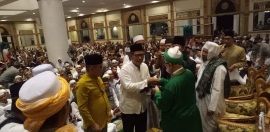 Syekh Fadhil Kenakan Rompi Kerhomatan Yasin Fadhilah ke Bupati, Wabup dan Ketua PHBI