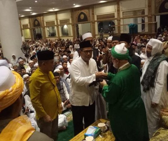 Syekh Fadhil Kenakan Rompi Kerhomatan Yasin Fadhilah ke Bupati, Wabup dan Ketua PHBI