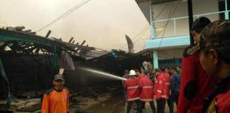 Teknik Blokade Area Dipergunakan untuk Jinakkan Kobaran Api di Jalan Majapahit Sintang