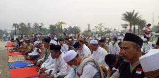 Pagi Ini, Umat Muslim Padati Pelataran Masjid Agung Oesman Al Khair Laksanakan Salat Istisqo