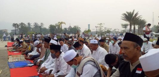 Pagi Ini, Umat Muslim Padati Pelataran Masjid Agung Oesman Al Khair Laksanakan Salat Istisqo