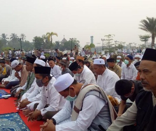 Pagi Ini, Umat Muslim Padati Pelataran Masjid Agung Oesman Al Khair Laksanakan Salat Istisqo