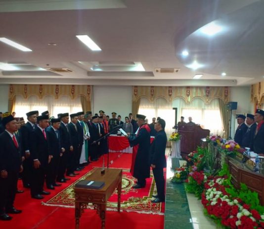 Ketua PN Sanggau Pimpin Pengucapan Sumpah Janji Anggota DPRD Sekadau