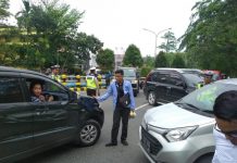 Aksi Demo, Mahasiswa Bantu  Polisi Urai Kemacetan