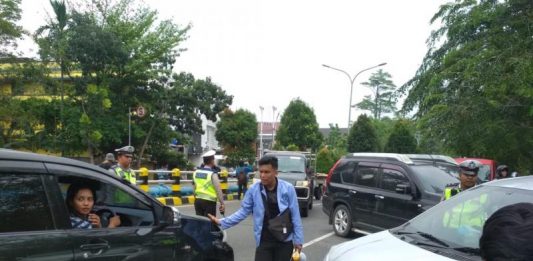 Aksi Demo, Mahasiswa Bantu Polisi Urai Kemacetan