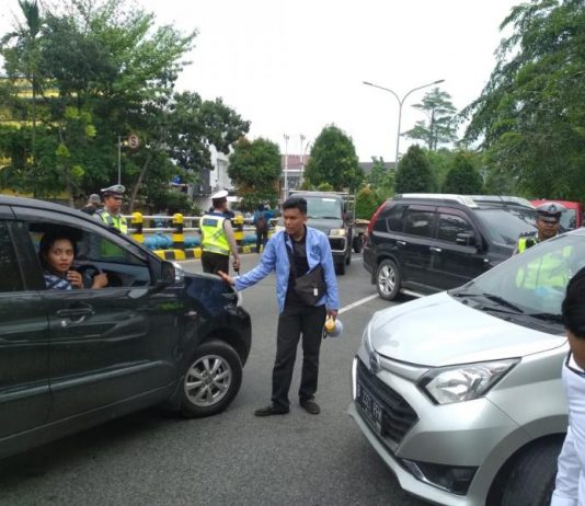 Aksi Demo, Mahasiswa Bantu Polisi Urai Kemacetan