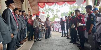 Pelantikan Anggota DPRD Disambut Demonstrasi