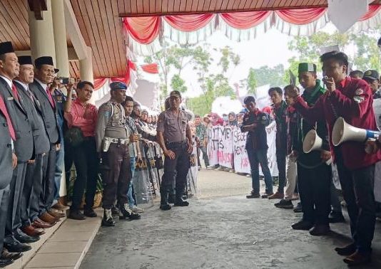 Pelantikan Anggota DPRD Disambut Demonstrasi