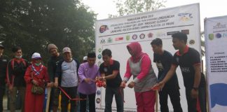 Ratusan Relawan Bersihkan Sungai Sambas Kecil