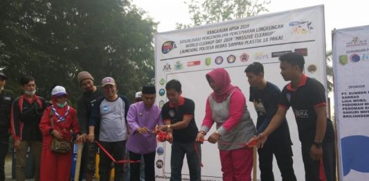 Ratusan Relawan Bersihkan Sungai Sambas Kecil