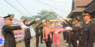 Kapolres Baru Disambut Tradisi Pedang Pora