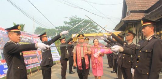 Kapolres Baru Disambut Tradisi Pedang Pora