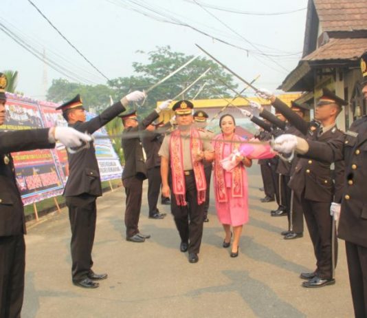 Kapolres Baru Disambut Tradisi Pedang Pora