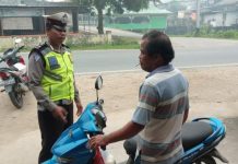 Masih Banyak yang Pakai Helm Pas Ada Polisi Saja
