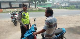 Masih Banyak yang Pakai Helm Pas Ada Polisi Saja