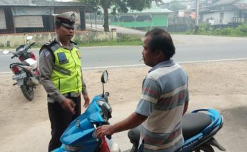 Masih Banyak yang Pakai Helm Pas Ada Polisi Saja