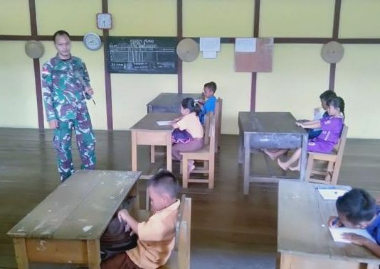 Pengabdian Tanpa Batas, Prajurit Kodim 1206/Psb Bantu Mengajar di Perbatasan