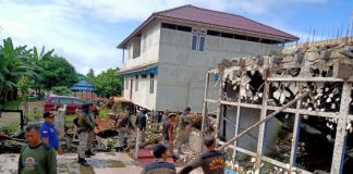 Bahayakan Pengguna Jalan, Tiga Ruko Pasar Merdeka Putussibau Eks Kebakaran Dibongkar