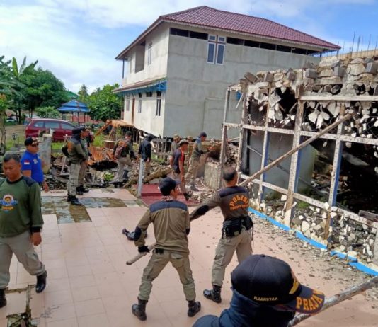 Bahayakan Pengguna Jalan, Tiga Ruko Pasar Merdeka Putussibau Eks Kebakaran Dibongkar