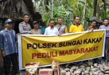 Kapolsek Kakap Beri Bantuan Sembako Pada Keluarga Lebek Adam